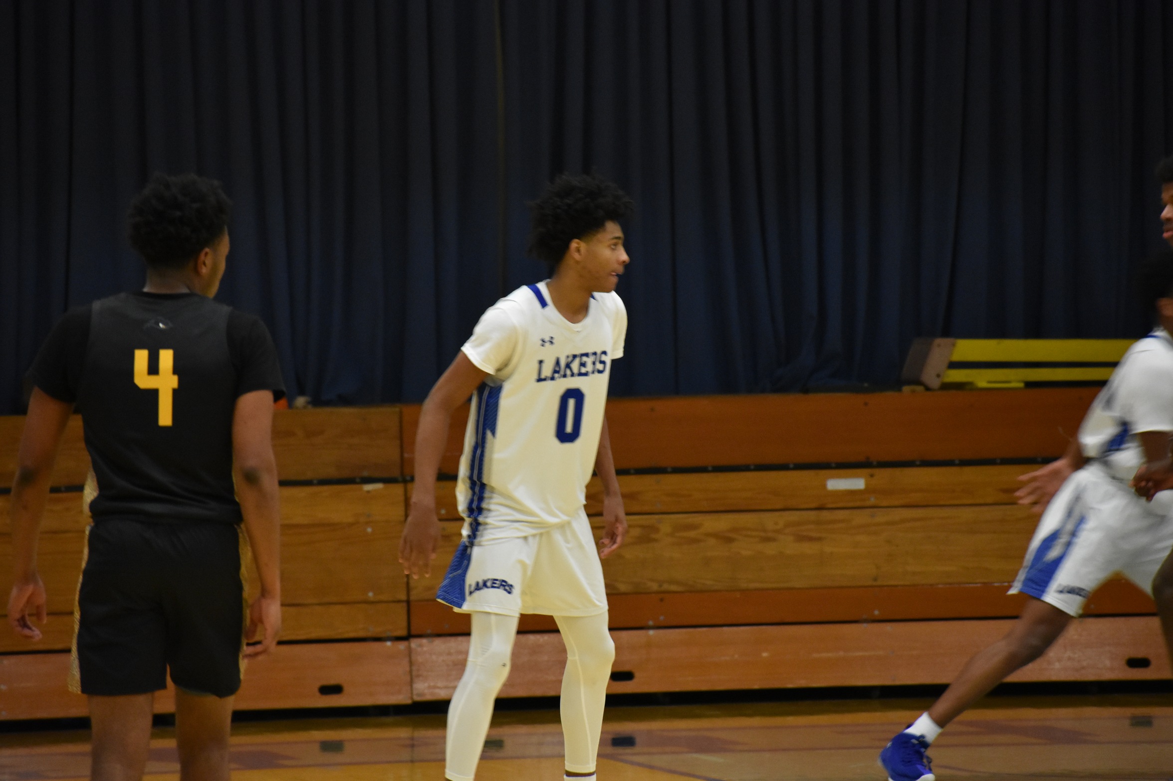 Lakers cage Kats