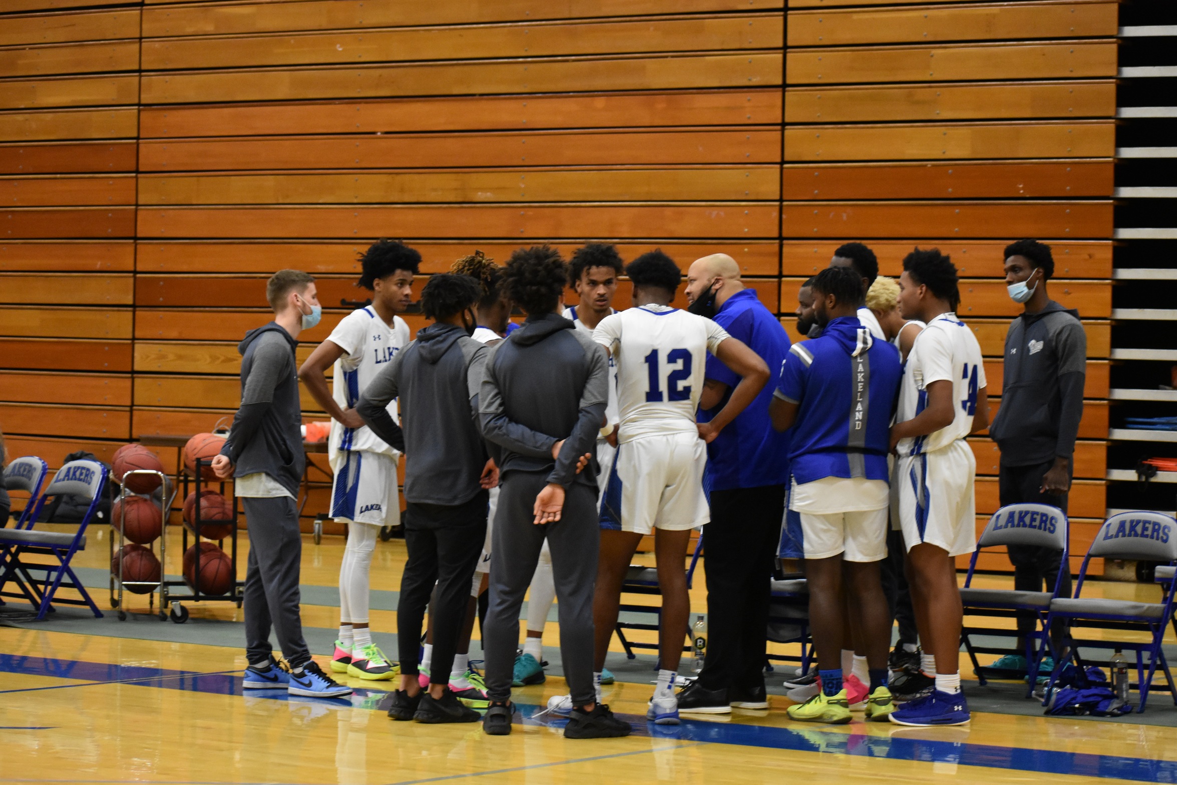Lakers men basketball bounces Commodores