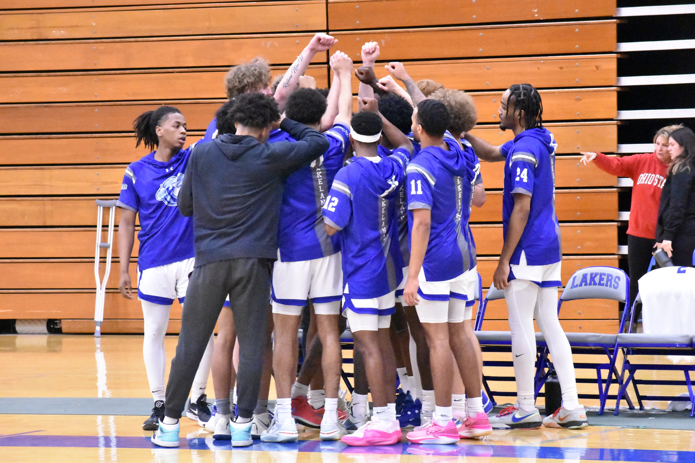 Men's basketball tops Titans