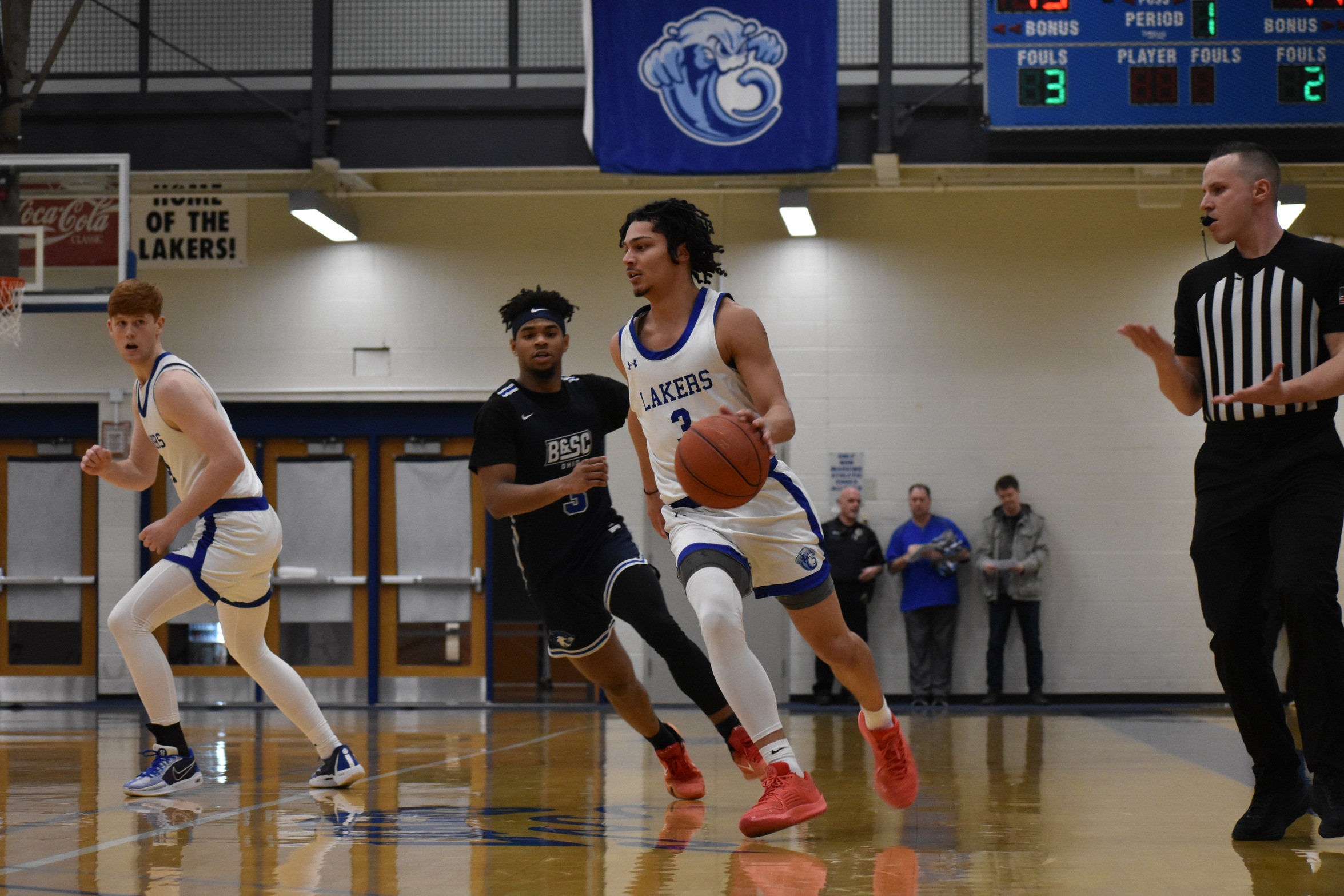 Lakers men roll Bobcats