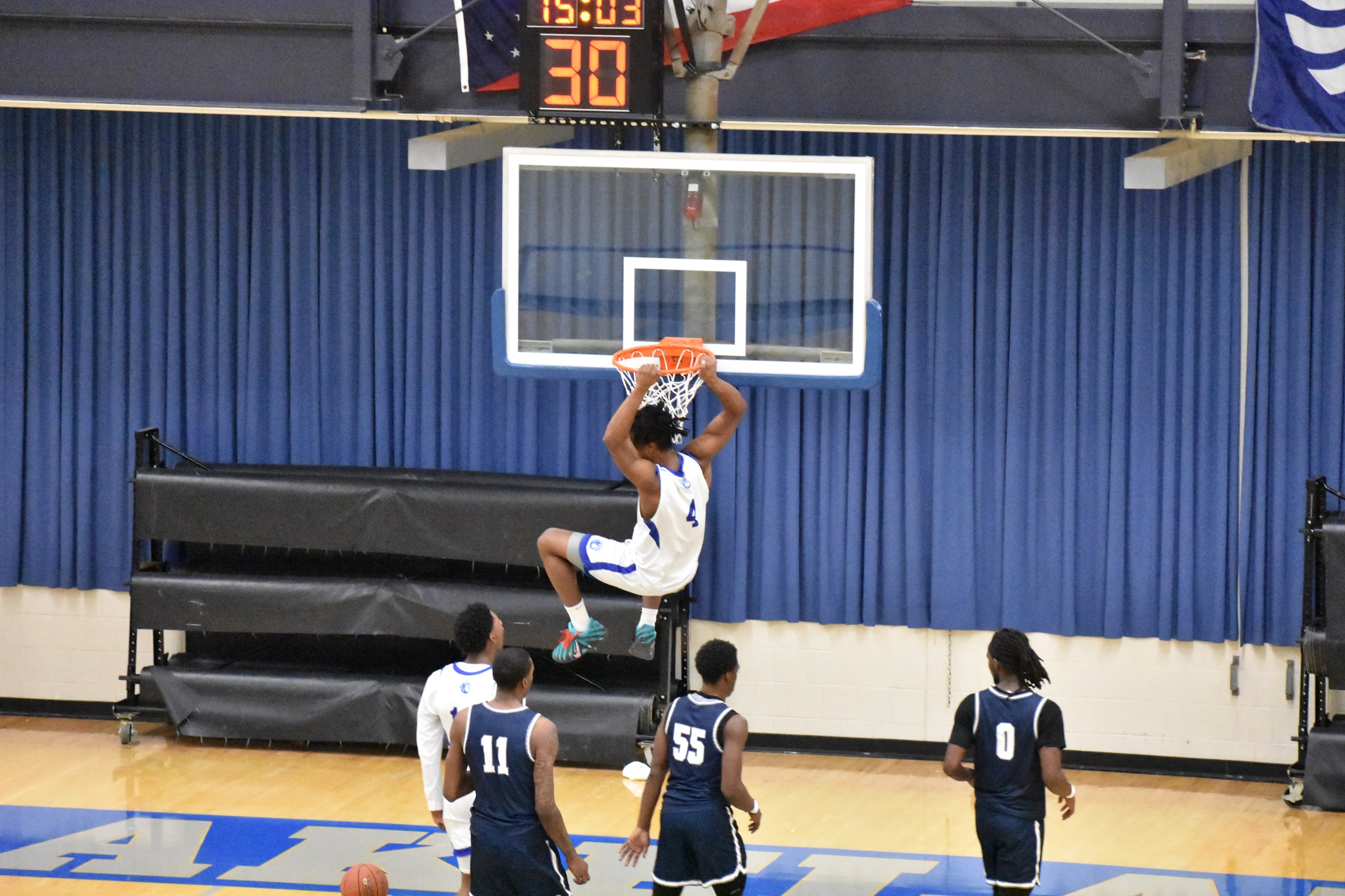 Micah Blackmon dunks