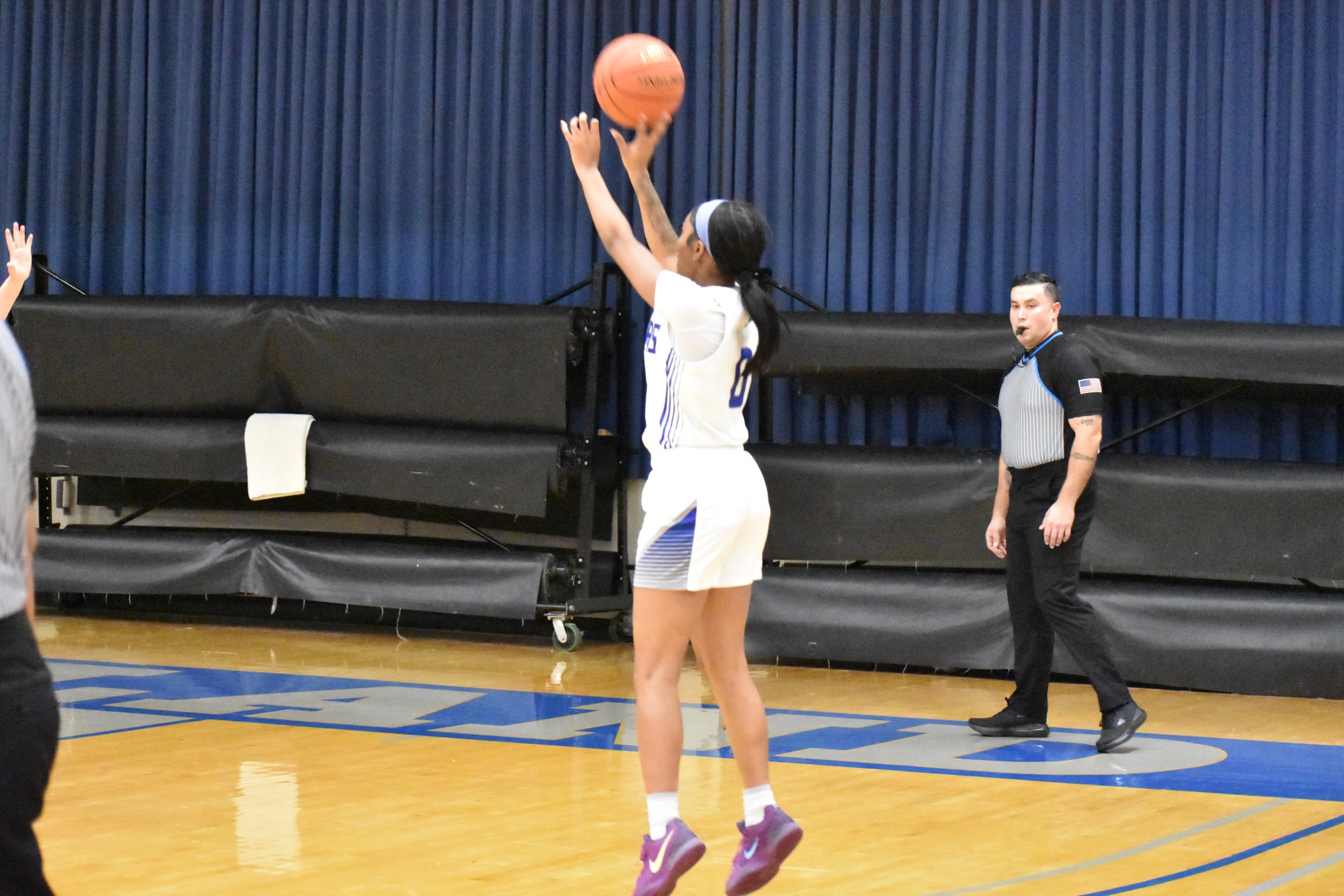 Women's basketball edges Wild Cats