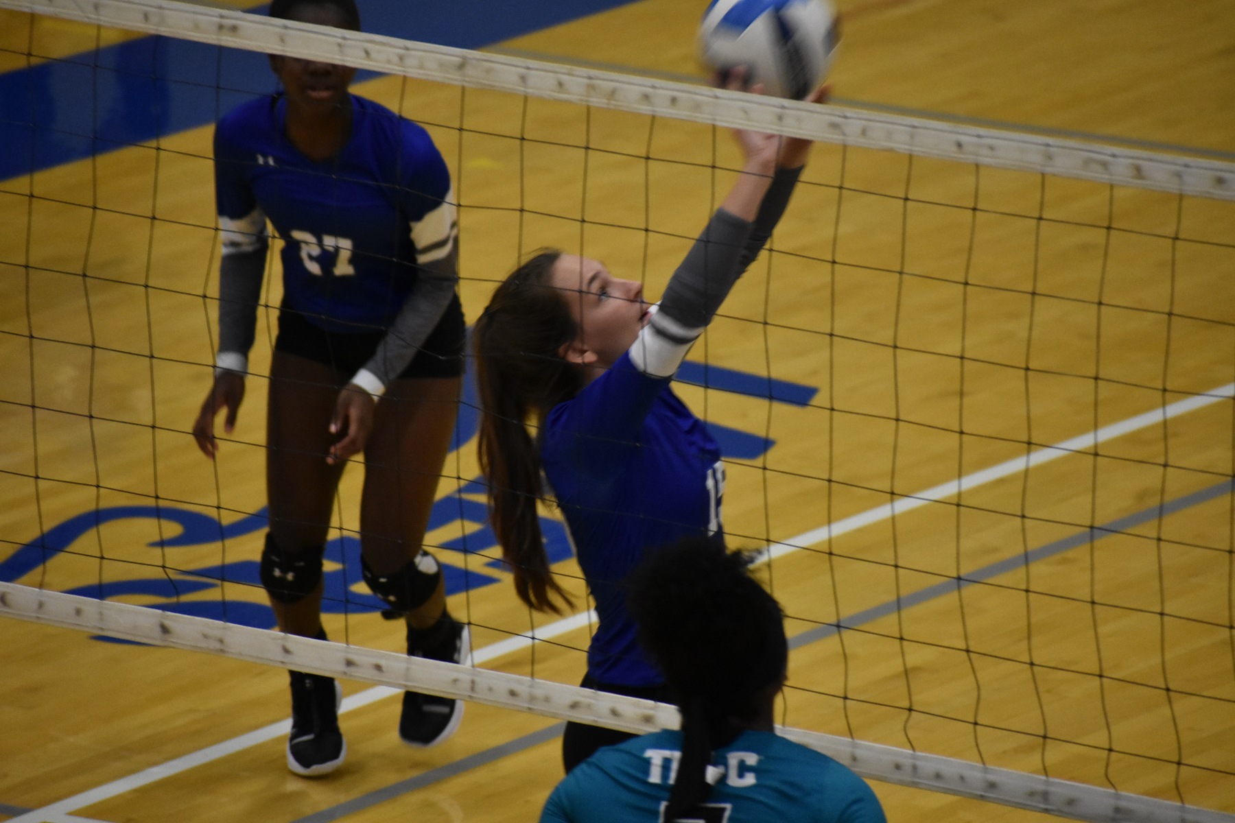 Lakers volleyball falls to Eagles