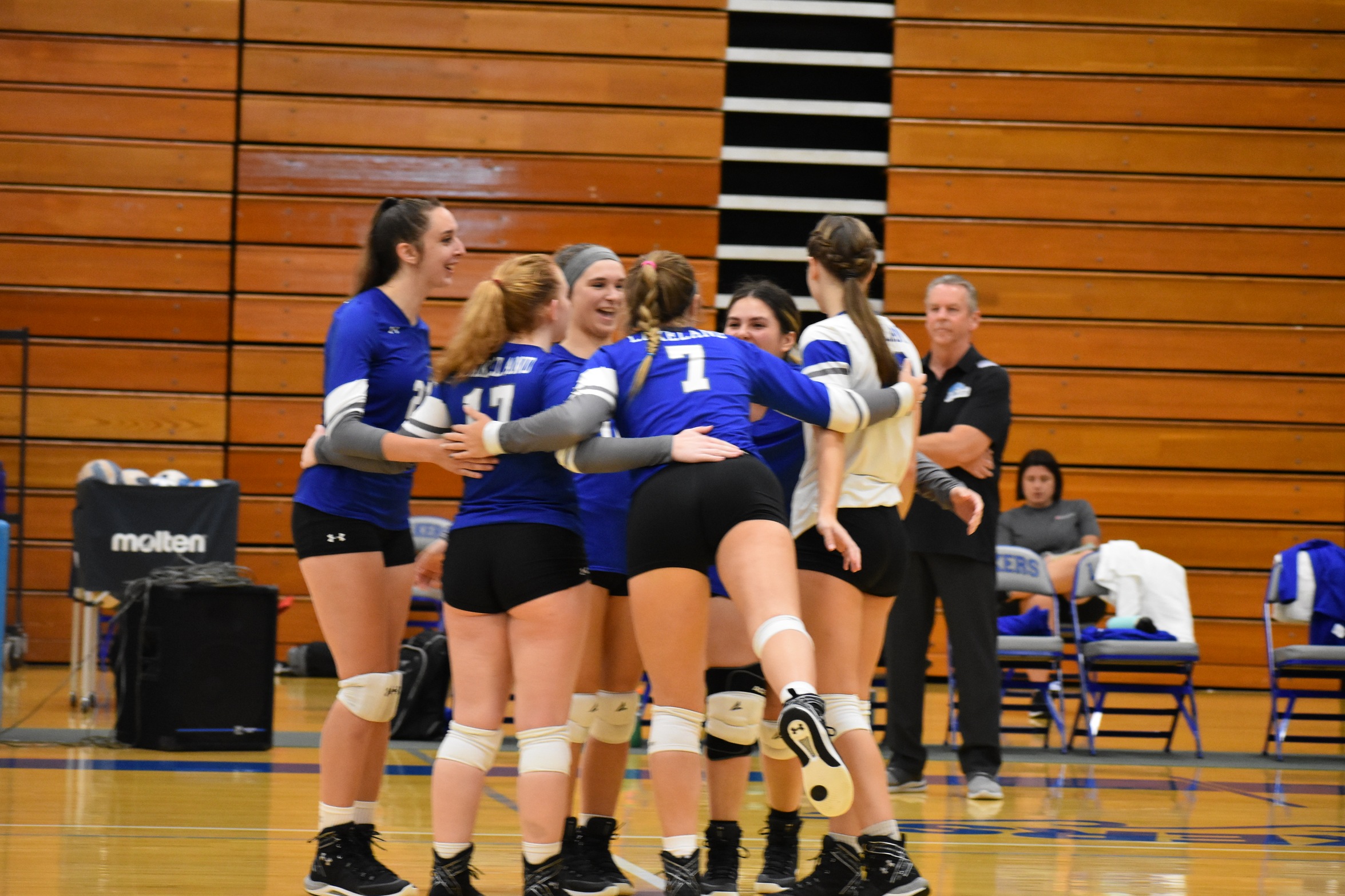 Lakers volleyball downed by Commodores