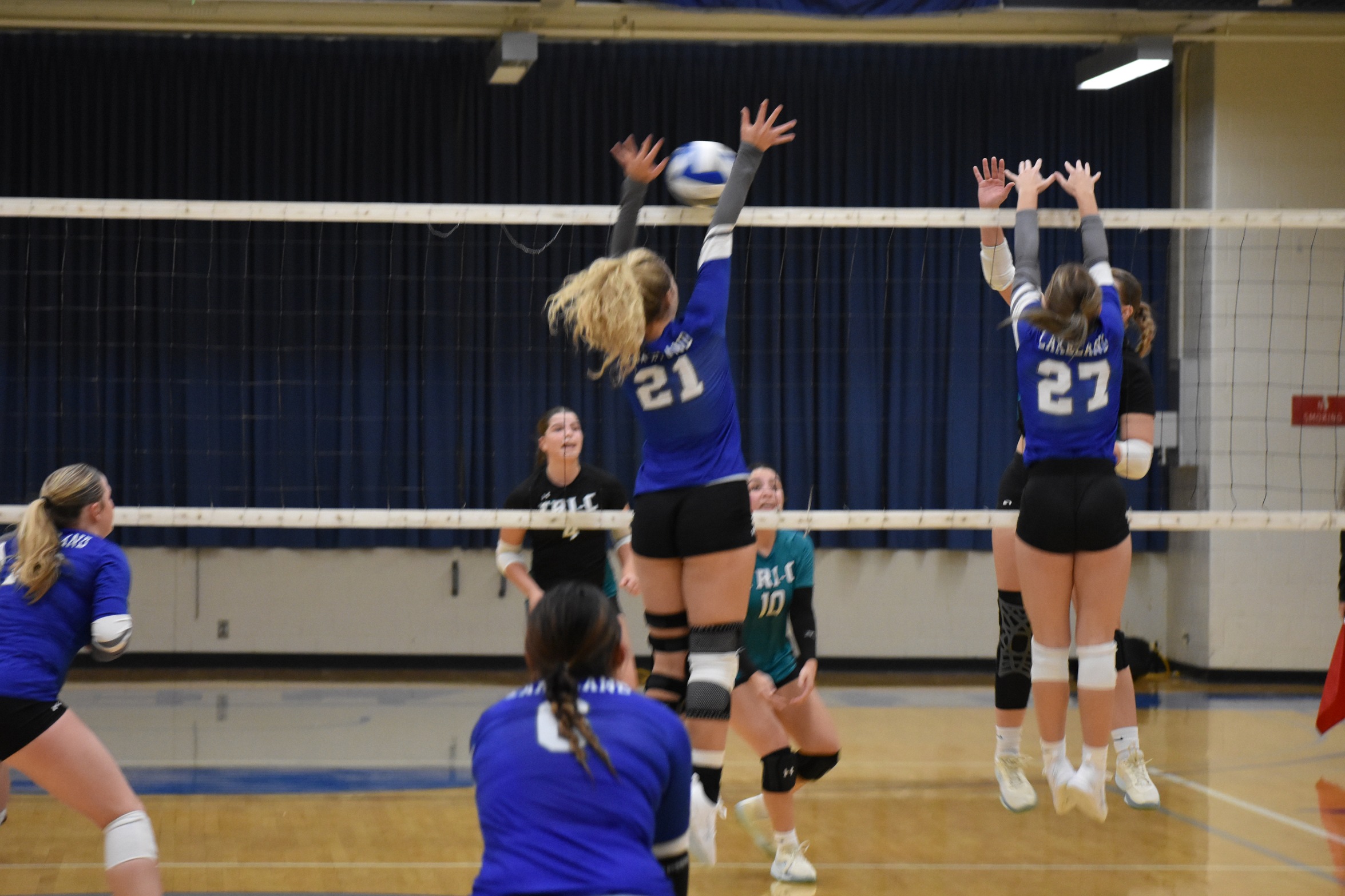 Alyssa Lino with the block!
