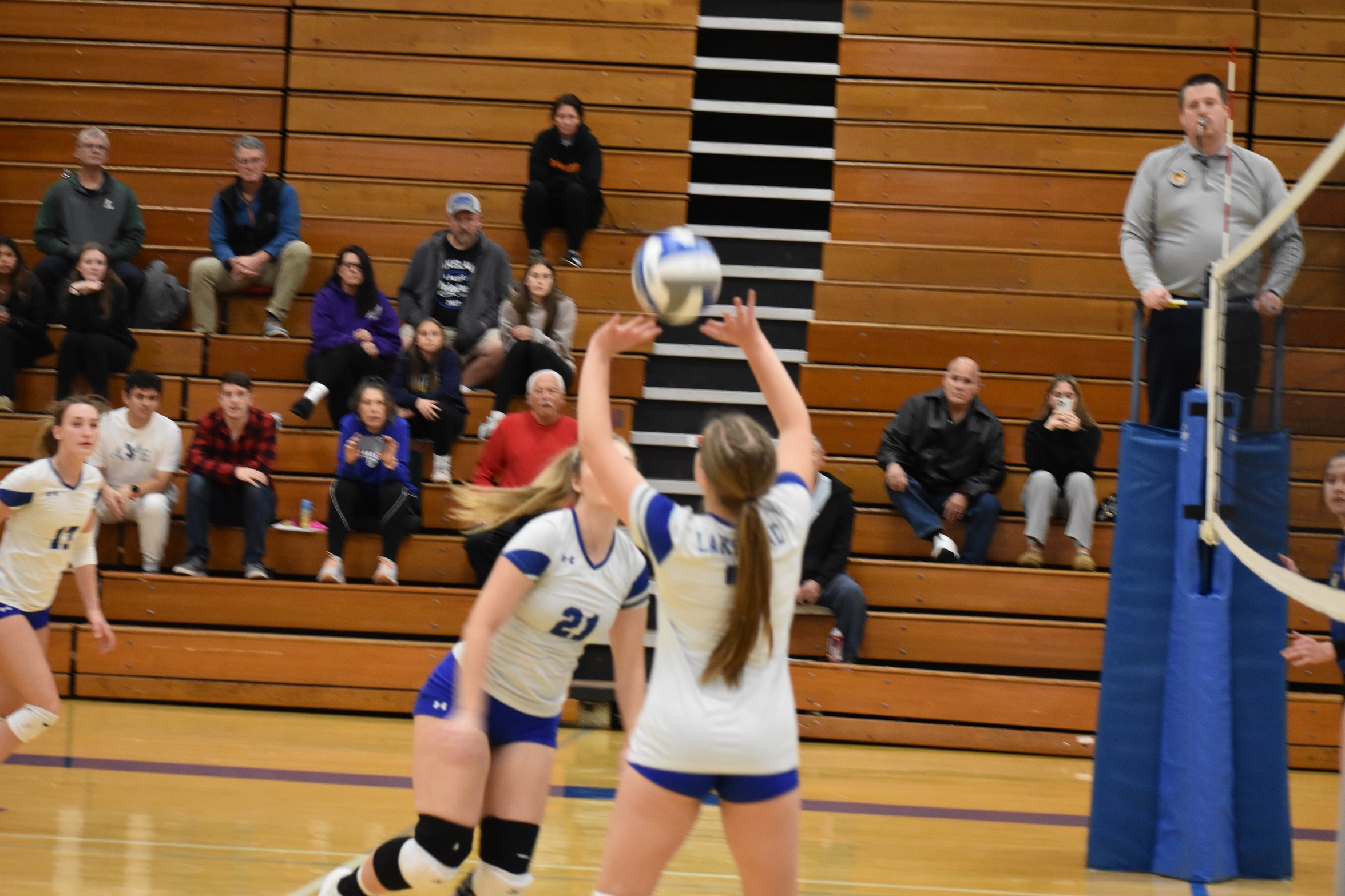 Volleyball falls to Cougars